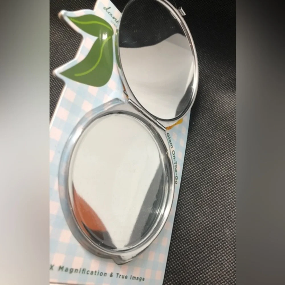 Lemon vines printed glam on‎ the go foldable 2X magnifying compact mirror new